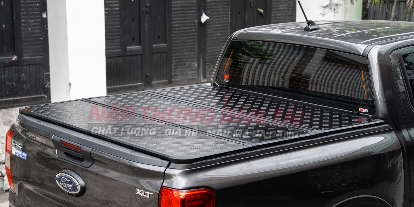 Hình ảnh Nắp Thùng 3 Tấm Ford Ranger Stormtrak lắp đặt thực tế