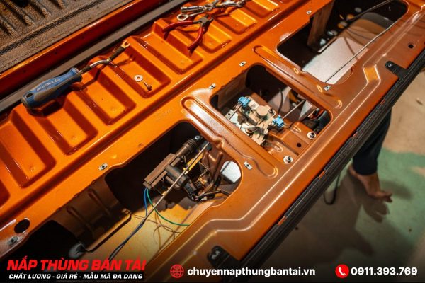 KHÓA BỬNG CHO FORD RANGER 2023
