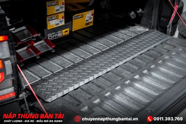 MIẾNG CHE KHE THÙNG SAU BÁN TẢI