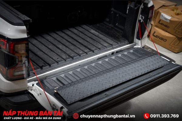 MIẾNG CHE KHE THÙNG SAU BÁN TẢI