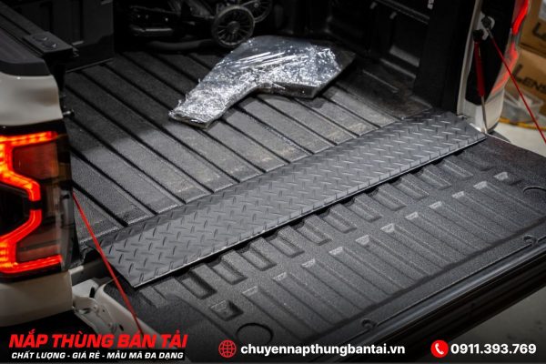 MIẾNG CHE KHE THÙNG SAU BÁN TẢI