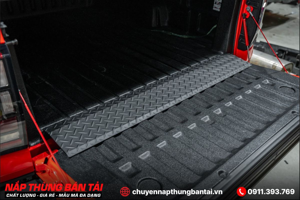 MIẾNG CHE KHE THÙNG SAU BÁN TẢI