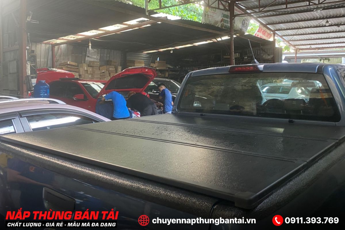 Nắp thùng 3 tấm Nissan Navara