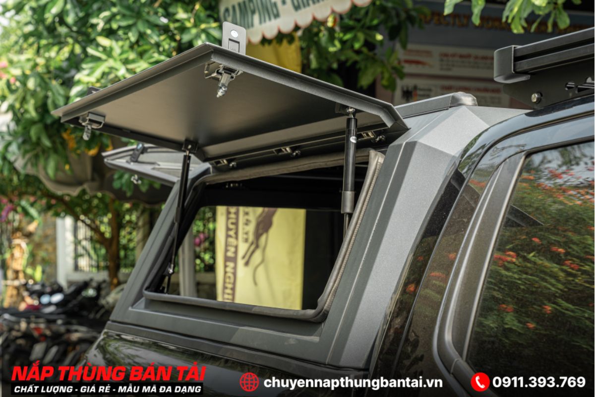 Ty nâng thủy lực giúp việc đóng nắp Thùng Cao Nhôm Ford Ranger Stormtrak nhẹ nhàng và thuận tiện.