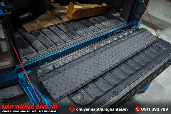 miếng che khe thùng sau xe bán tải
