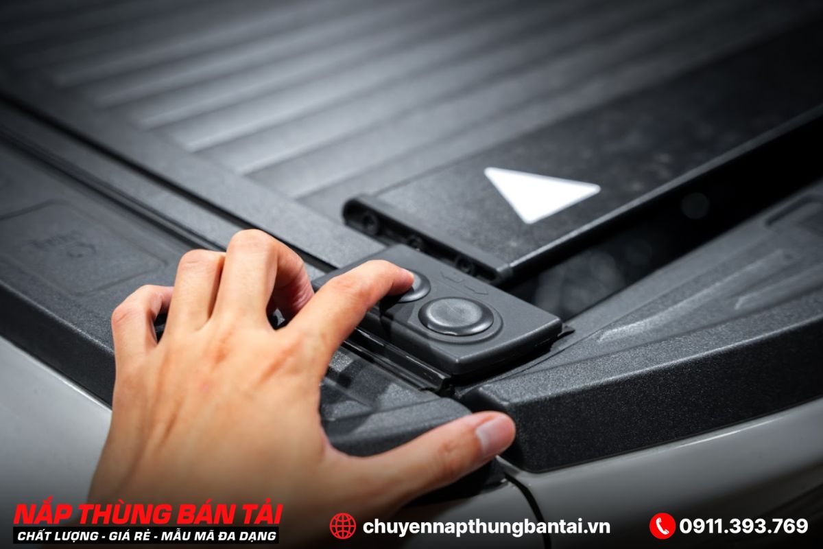 Nắp thùng cuộn điện Aeroklas Thái Lan Ford Ranger Wildtrak (đời 2018 - 2022)
